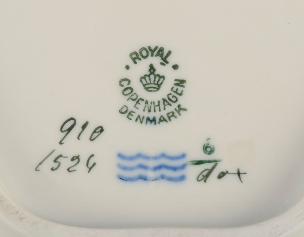 Royal Copenhagen "Frijsenborg". Two dishes and vase in porcelain, hand-painted with flowers and gold - 9