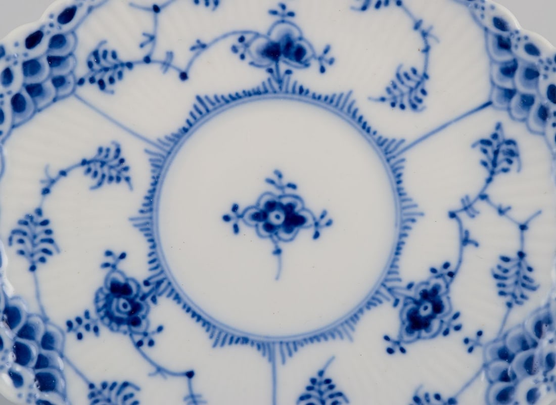 Royal Copenhagen Blue Fluted Full Lace. Five demitasse cups and saucers in porcelain. 1930s. - 7