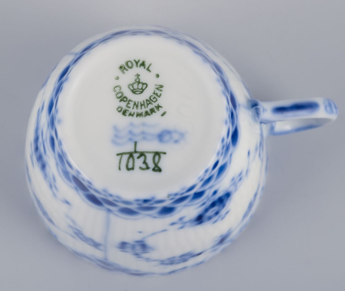 Royal Copenhagen Blue Fluted Full Lace. Five demitasse cups and saucers in porcelain. 1930s. - 9