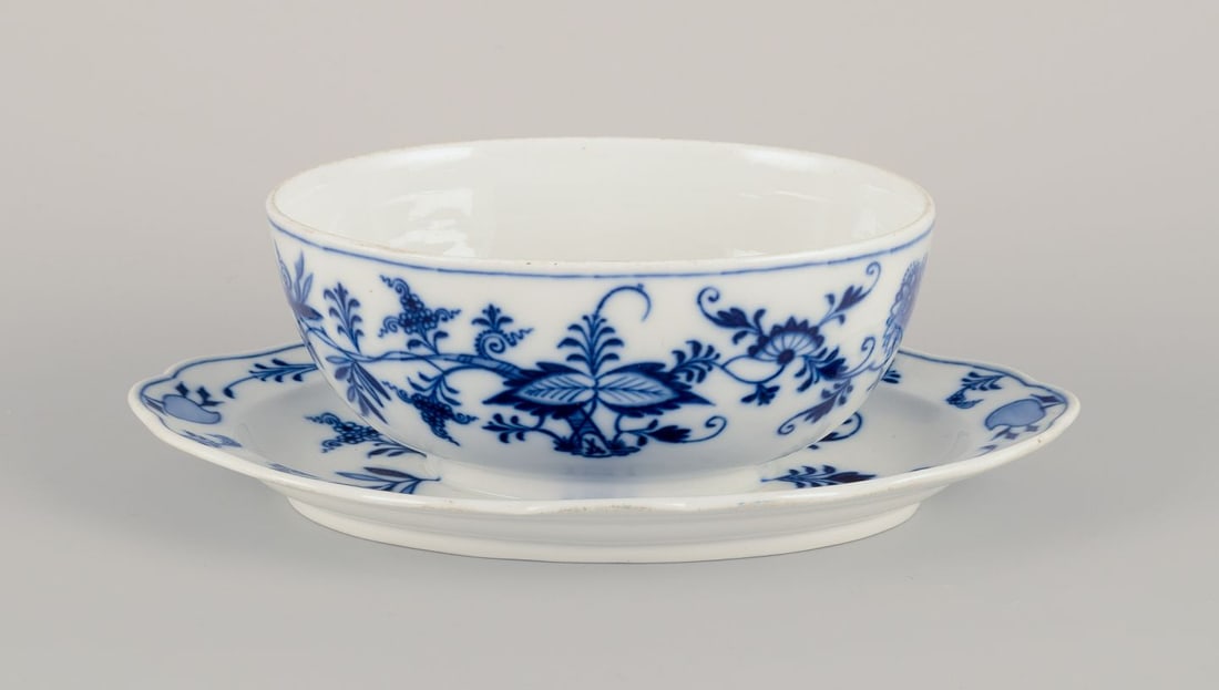 Meissen, Germany. Large Blue Onion pattern sauce boat in porcelain. Approx. 1900. (1 of 6)