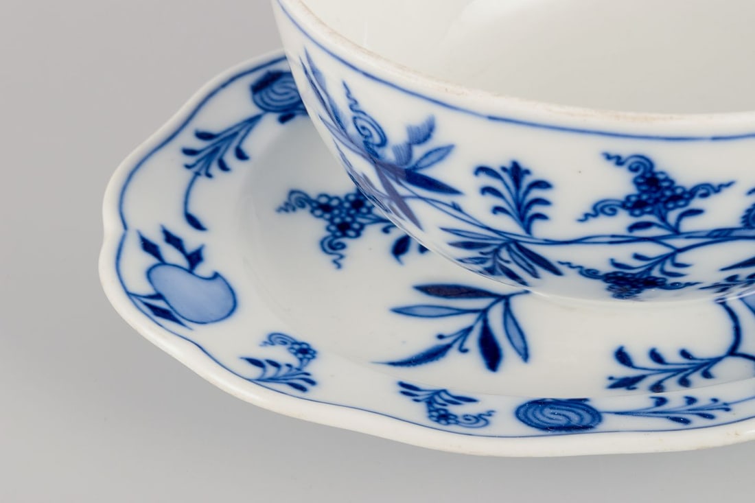 Meissen, Germany. Large Blue Onion pattern sauce boat in porcelain. Approx. 1900. - 5