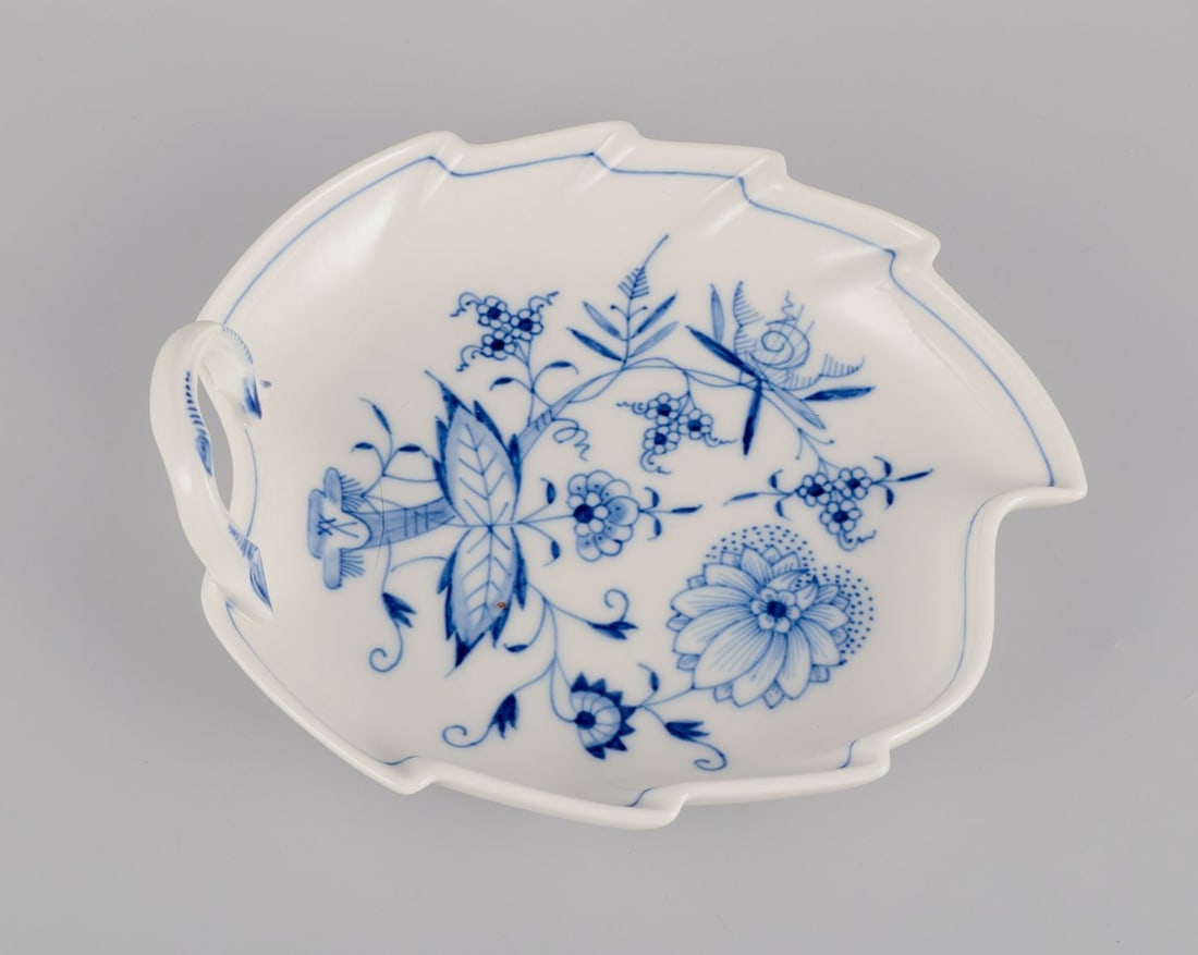 Meissen, Germany. Blue Onion pattern. Leaf-shaped dish with handle. Mid-20th C.: Meissen, Germany. Blue Onion pattern. Leaf-shaped dish with handle. Hand-painted in blue. Mid-20th century. Marked. Perfect condition. Third factory quality. Dimensions: L 19.0 cm x W 17.0 cm x H 6.0