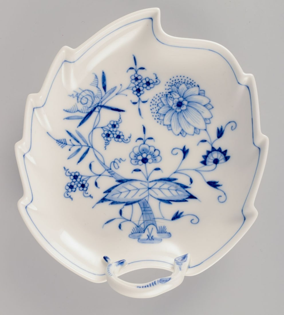 Meissen, Germany. Blue Onion pattern. Leaf-shaped dish with handle. Mid-20th C. - 4