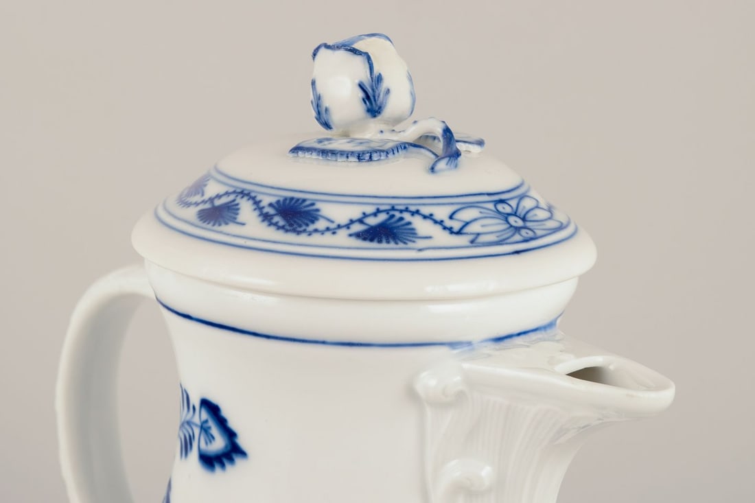 Meissen, Germany. Blue Onion pattern. Large coffee pot in porcelain. Approx. 1900. - 4