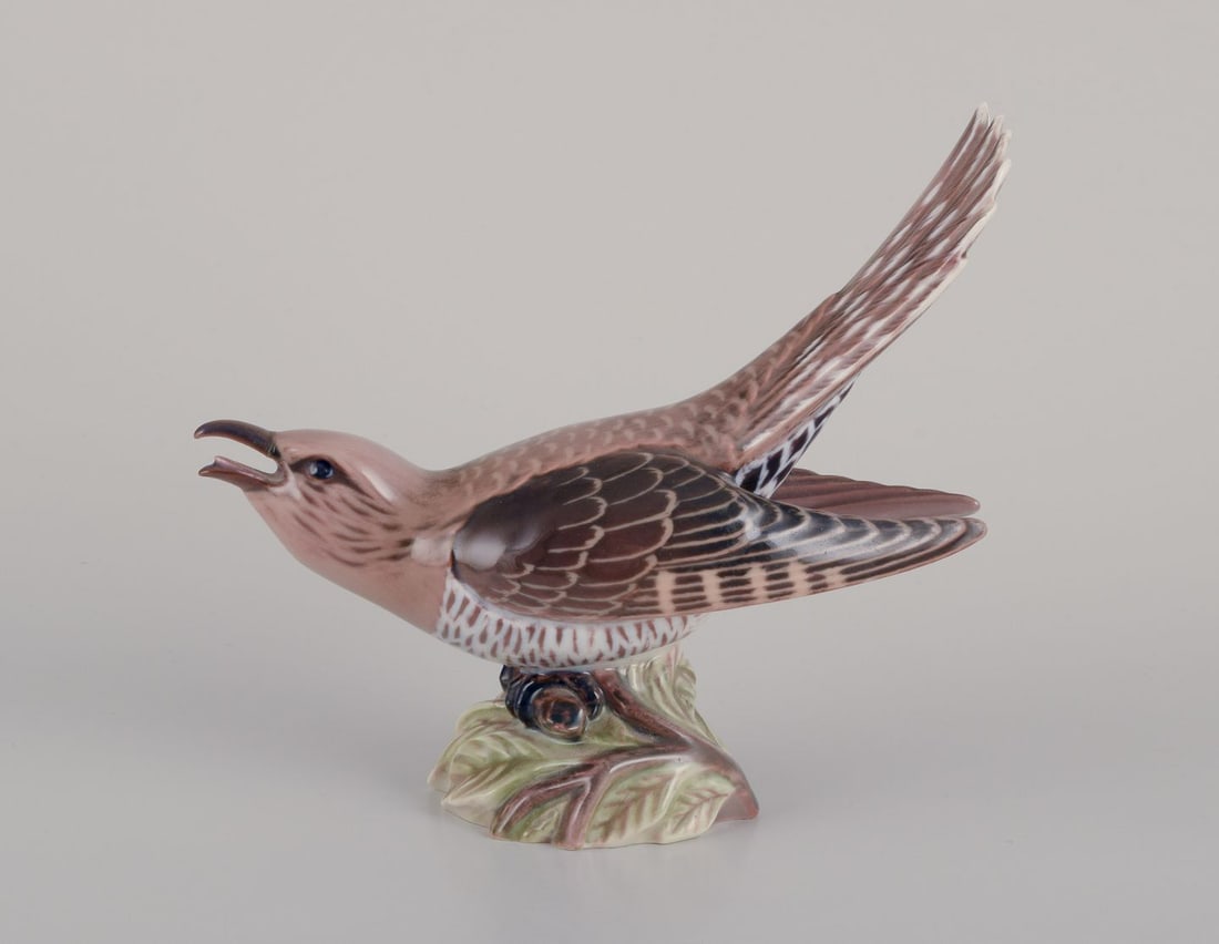 Dahl Jensen porcelain figurine of a cuckoo.: Dahl Jensen porcelain figurine of a cuckoo. Model number 1314. From the 1930s or 1940s. First factory quality. In excellent condition. Marked. Dimensions: L 17.0 cm x W 6.0 cm x H 16.0 cm. Reserve: