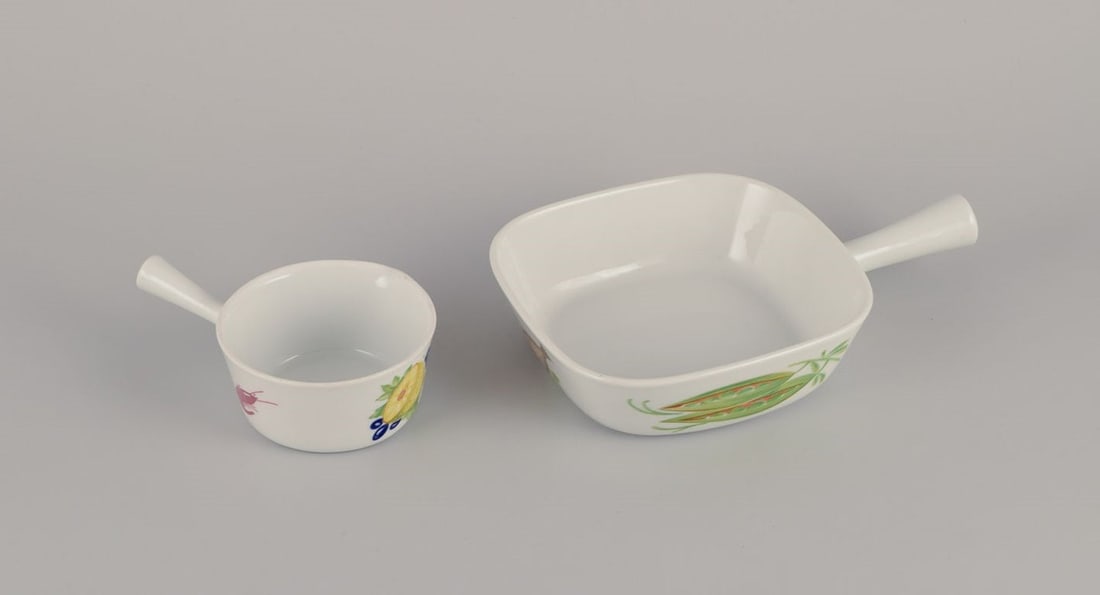 Danild/Lyngby, "Picnic". Two ovenproof dishes with handles. 1960s/1970s.: Danild/Lyngby, "Picnic". Two ovenproof dishes with handles. 1960s/1970s. Marked. Perfect condition. Large: Length 24.0 cm x Width 16.0 cm x Height 5.0 cm. Small: Length 15.0 cm x Width 10.5 cm x