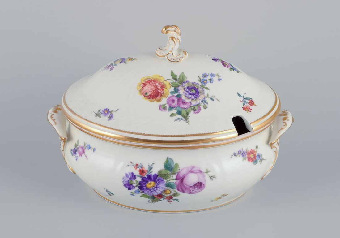 Royal Copenhagen Saxon Flower, lidded soup tureen hand-painted with polychrome floral motifs and - 2