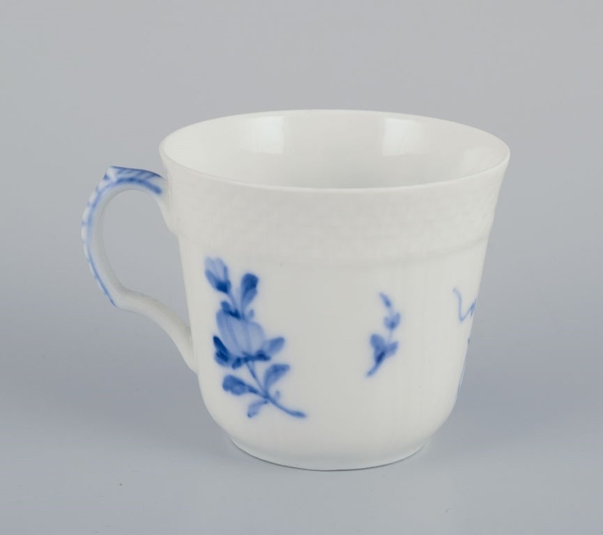 Royal Copenhagen Blue flower curved. A set of six coffee cups with saucers in porcelain. Dated 1956. - 4
