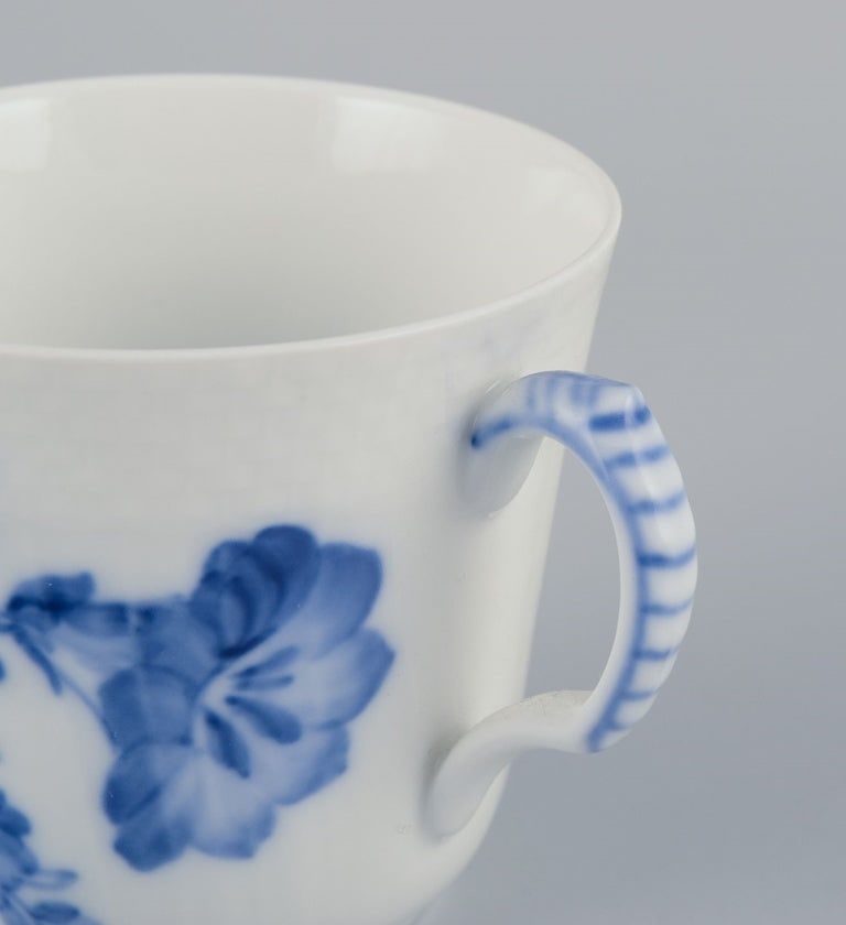 Royal Copenhagen Blue flower curved. A set of six coffee cups with saucers in porcelain. Dated 1956. - 5