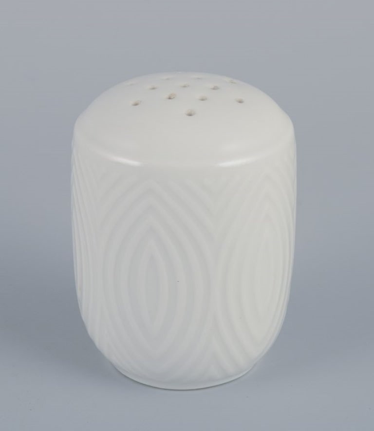 Axel Salto for Royal Copenhagen. Salt and pepper set in white porcelain. Circa 1960s. - 4