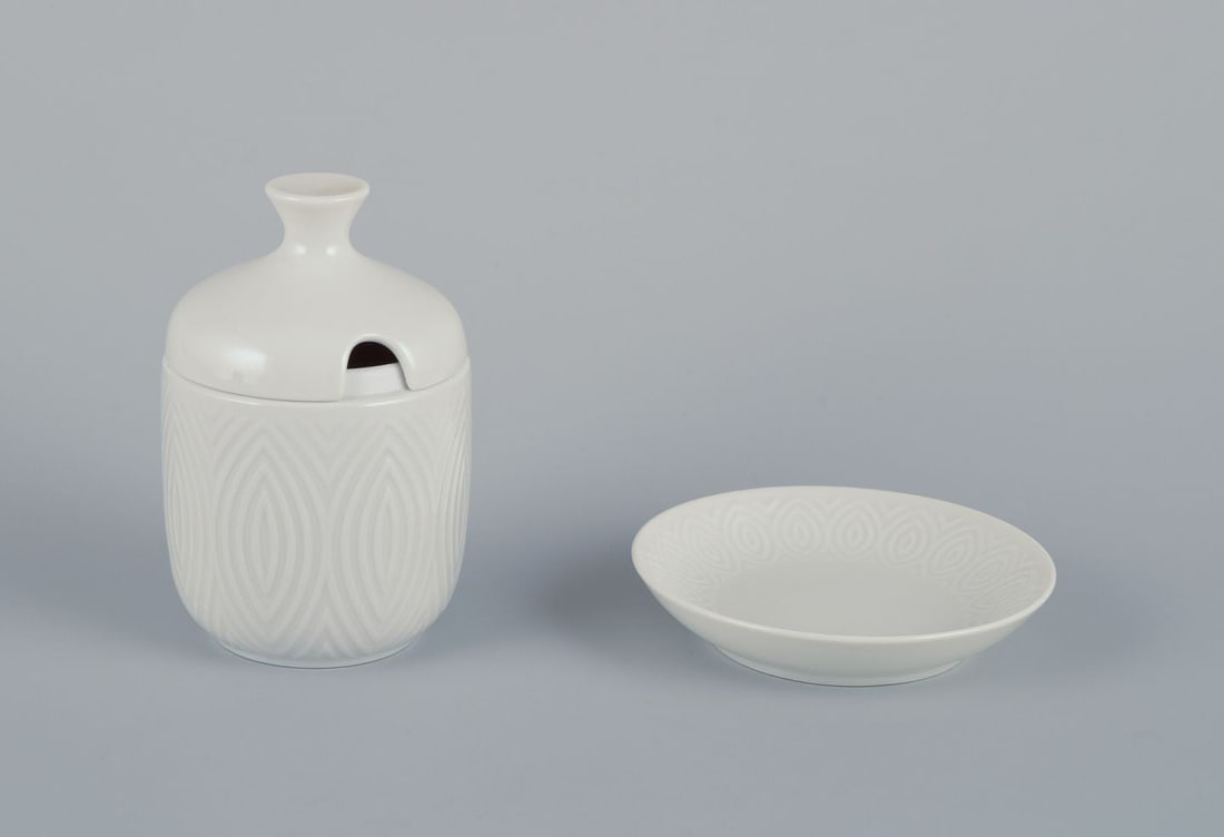 Axel Salto for Royal Copenhagen. Mustard pot and small bowl in white porcelain. Dated 1959/1961: Axel Salto for Royal Copenhagen. Mustard pot and small bowl in white porcelain. Dating: 1959/1961 Designed by Axel Salto in 1956. In perfect condition. First factory quality. Mustard pot: Height 10.5