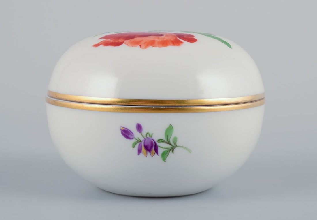 Meissen, lidded jar in porcelain. Polychrome flower motifs in overglaze. - 5