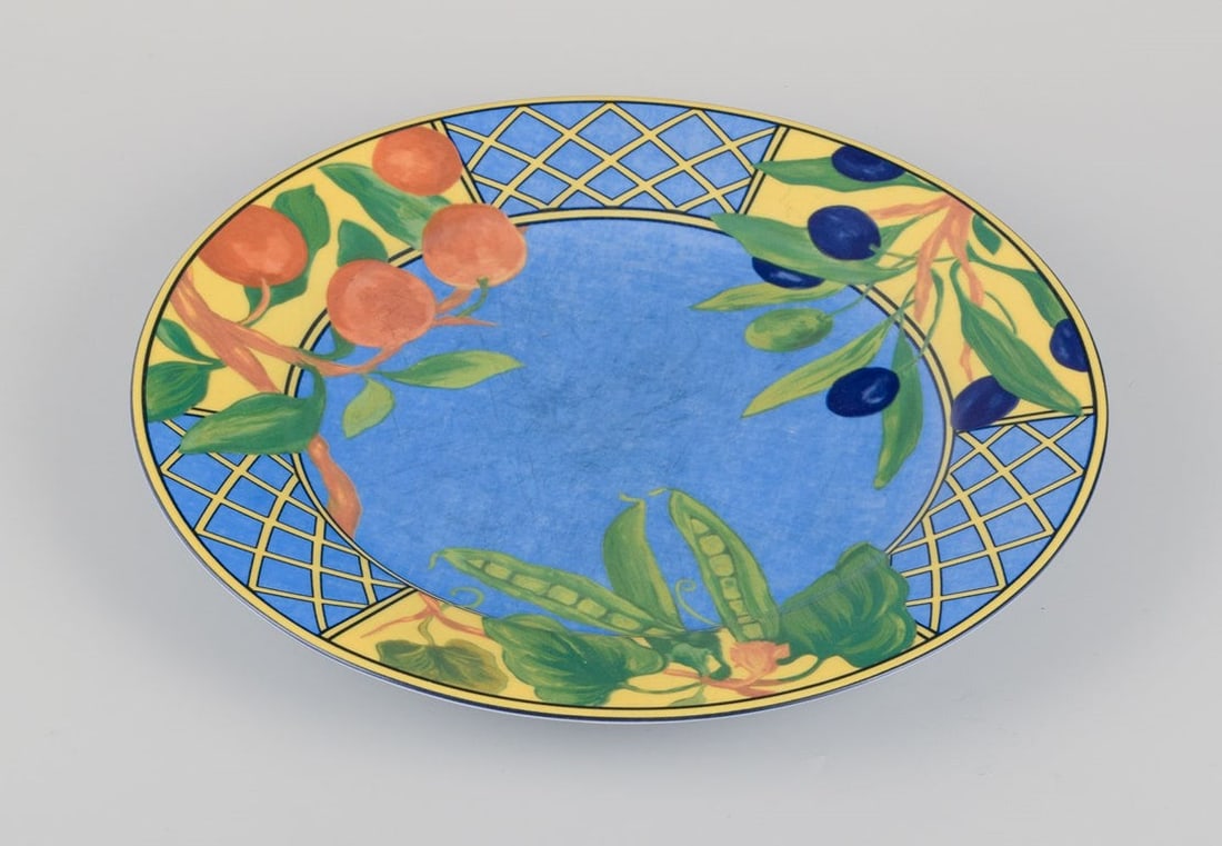 Laure Japy, Paris / Limoges, France. Porcelain cover plate with fruit motif. 1970s/80s.: Laure Japy, Paris / Limoges, France. Porcelain cover plate. Fruit motif. 1970s/80s. Marked. In fine condition with signs of use in the form of scratches. Dimensions: Diameter 29.5 cm x Height 3.0 cm.