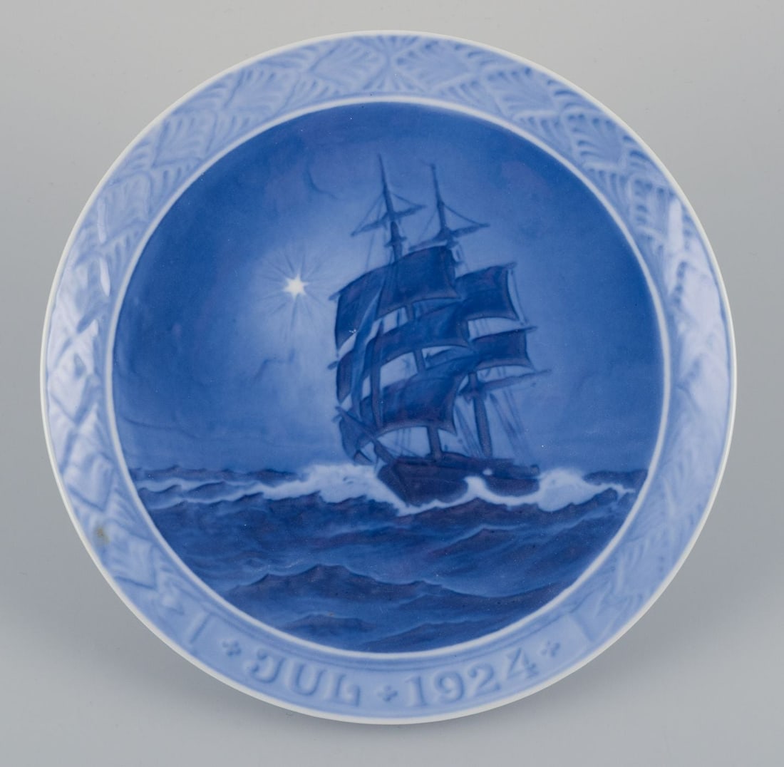 Royal Copenhagen, two Christmas plates. Years: 1921 and 1924. - 5
