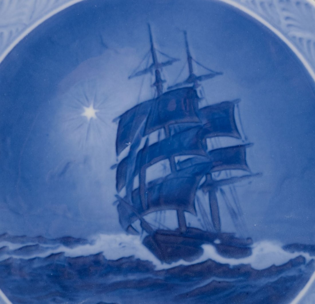 Royal Copenhagen, two Christmas plates. Years: 1921 and 1924. - 6