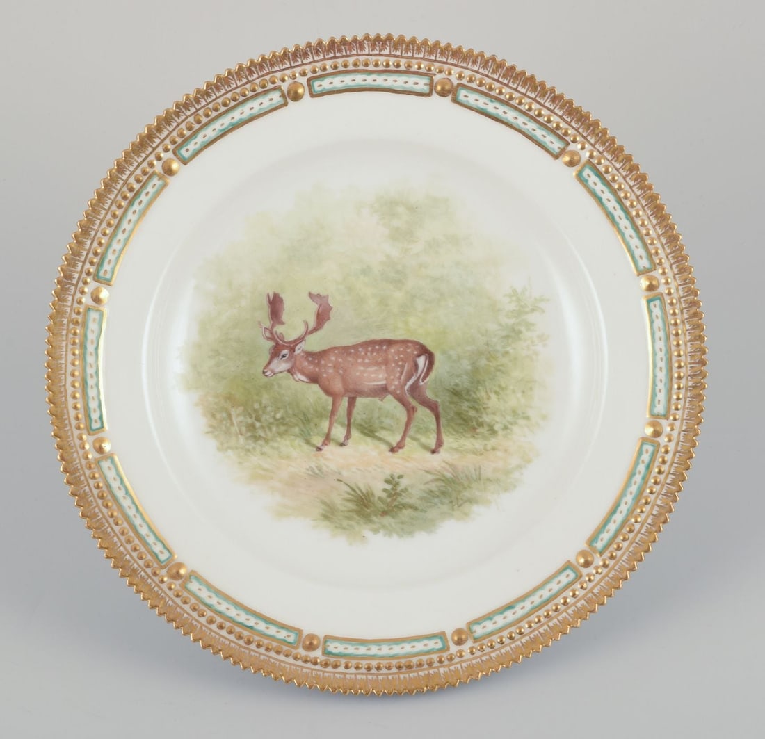 Royal Copenhagen Fauna Danica, dinner plate with motif of a roe deer. Dated 1926.: Royal Copenhagen Fauna Danica, dinner plate featuring a motif of a roe deer. Gold rim. Hand-painted. Dating: 1926 Signed: HL Perfect condition. Second factory quality. Dimensions: Diameter 25.2 cm.