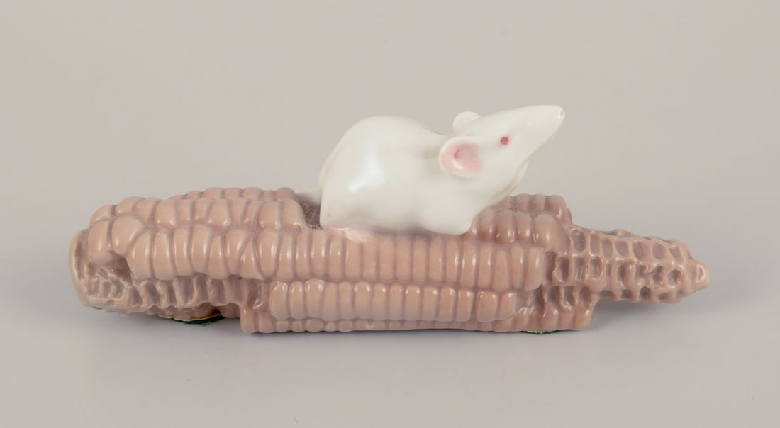 Royal Copenhagen, Denmark. Porcelain figurine of a mouse on a corn cob. Approx. 1910: Royal Copenhagen, Denmark. Porcelain figurine of a mouse on a corn cob. Model number 512. Approximately 1910. In perfect condition. Marked. First factory quality. Dimensions: L 13.0 x H 5.0 cm.