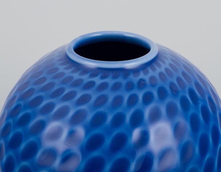 Maria Torstensson for Royal Copenhagen, porcelain vase with glaze in blue shades. Drop-shaped - 3