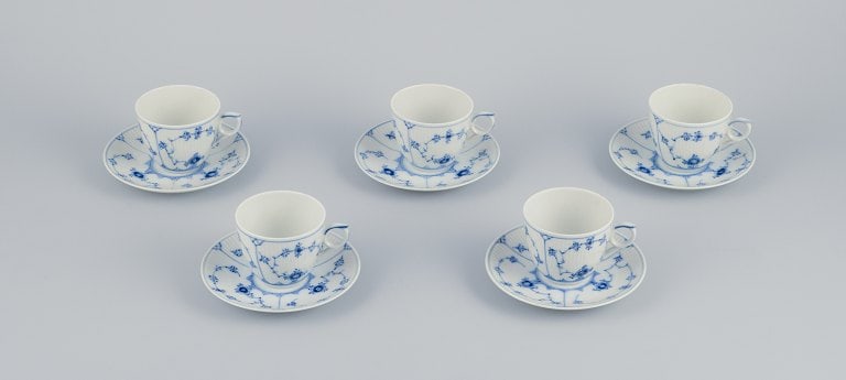 Royal Copenhagen Blue Fluted Plain. Five coffee cups with saucers. Model number 1/2162.: Royal Copenhagen Blue Fluted Plain. Five coffee cups with saucers. Model number 1/2162. Dated: 1966. Marked. First factory quality. Cup: D 7.7 cm without handle x H 6.0 cm. Saucer: 13.5 cm. Reserve: $
