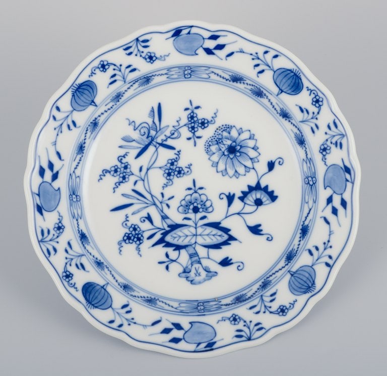 Meissen, three Blue Onion-patterned plates. Hand-decorated with flowers. - 3