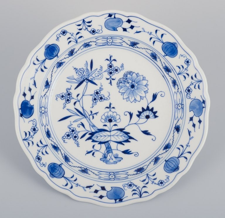 Meissen, three Blue Onion-patterned plates. Hand-decorated with flowers. - 4