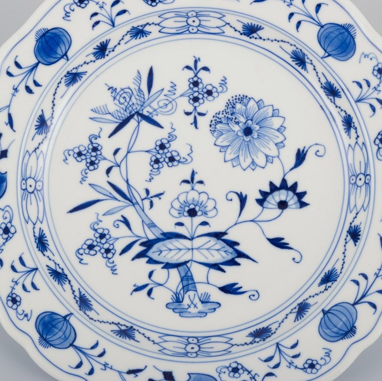 Meissen, three Blue Onion-patterned plates. Hand-decorated with flowers. - 6