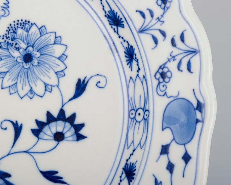 Meissen, three Blue Onion-patterned plates. Hand-decorated with flowers. - 7