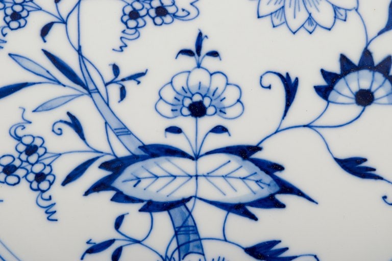 Meissen, three Blue Onion-patterned plates. Hand-decorated with flowers. - 8