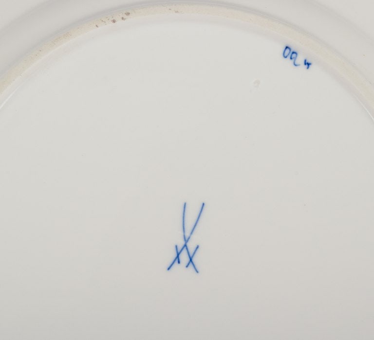 Meissen, three Blue Onion-patterned plates. Hand-decorated with flowers. - 9