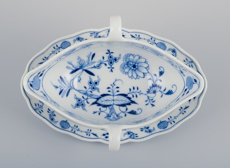 Meissen, Germany, large Blue Onion Pattern sauce boat on foot. Hand-decorated with blue flowers. - 3