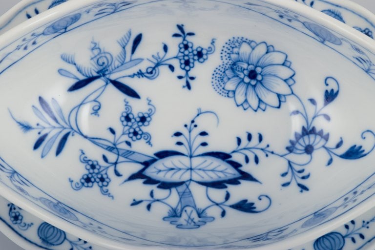 Meissen, Germany, large Blue Onion Pattern sauce boat on foot. Hand-decorated with blue flowers. - 4