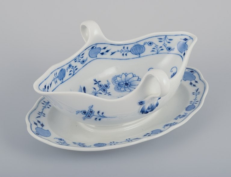 Meissen, Germany, large Blue Onion Pattern sauce boat on foot. Hand-decorated with blue flowers. - 5