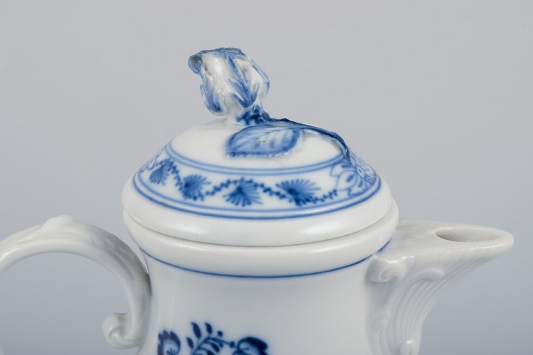 Meissen, Germany. Blue Onion-patterned mocha pot. Lid with flower bud. Hand-decorated. - 3