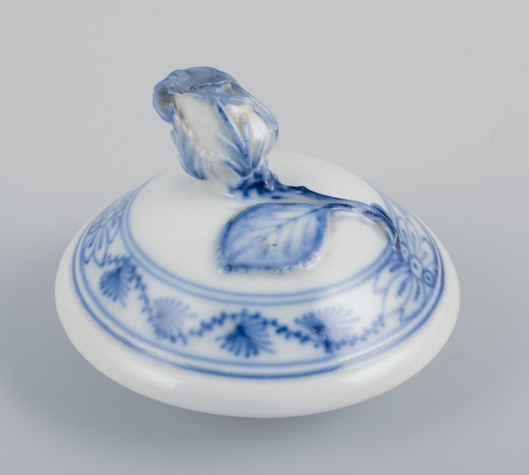 Meissen, Germany. Blue Onion-patterned mocha pot. Lid with flower bud. Hand-decorated. - 5