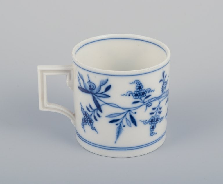 Meissen, Germany. Blue Onion. A set of three small chocolate cups with saucers. Hand-decorated with - 4