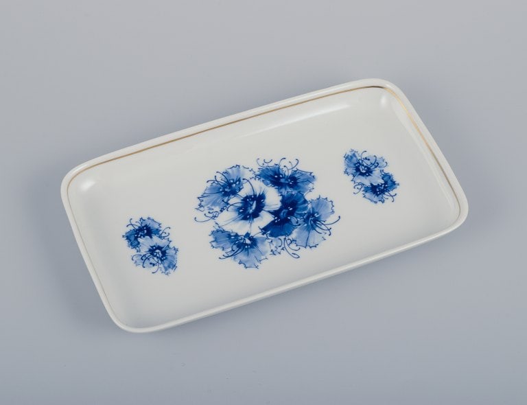 Meissen, Germany. Rectangular porcelain dish hand-decorated with blue floral motifs, gold rim.: Meissen, Germany. Rectangular porcelain dish hand-decorated with blue floral motifs, gold rim. Mid-20th century. Signed. Perfect condition. First factory quality. Dimensions: L 22.5 x W 13.0 cm.