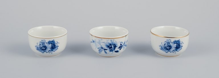 Meissen, Germany. Three small bowls. Hand-decorated with blue floral motifs, gold rim.: Meissen, Germany. Three small bowls. Hand-decorated with blue floral motifs, gold rim. Mid-20th century. Signed. Perfect condition. First factory quality. Dimensions: D 7.0 cm x 4.5 cm. Reserve: $210.