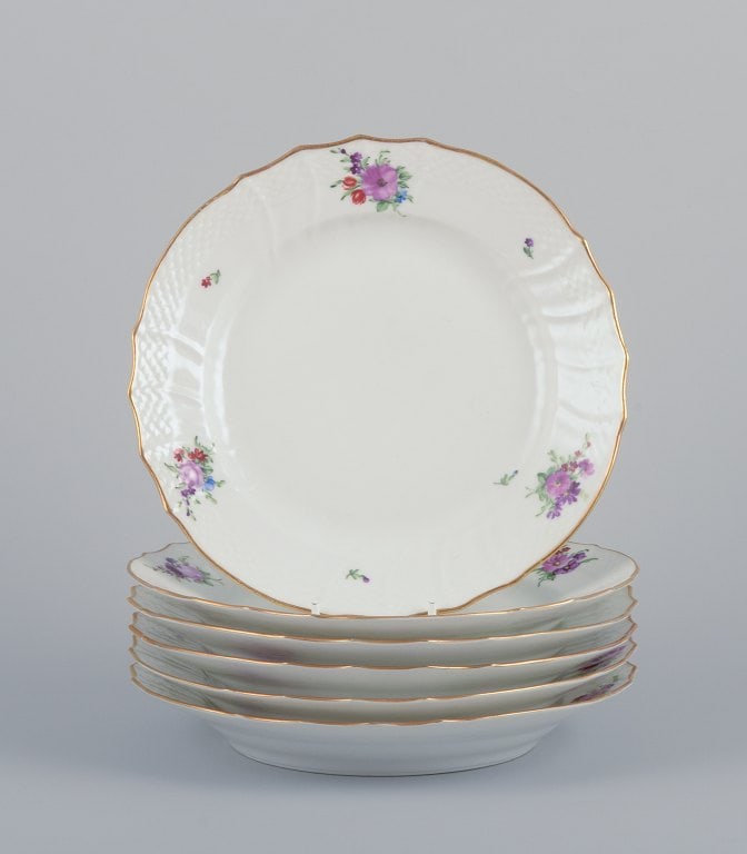 Royal Copenhagen Saxon Flower. Six lunch plates in porcelain. Hand-painted with polychrome flowers.: Royal Copenhagen Saxon Flower. Six lunch plates in porcelain. Hand-painted with polychrome flowers. Gold rim. Model: 482/1623. Early 1900s. Marked. In perfect condition. Second factory quality. Dimens