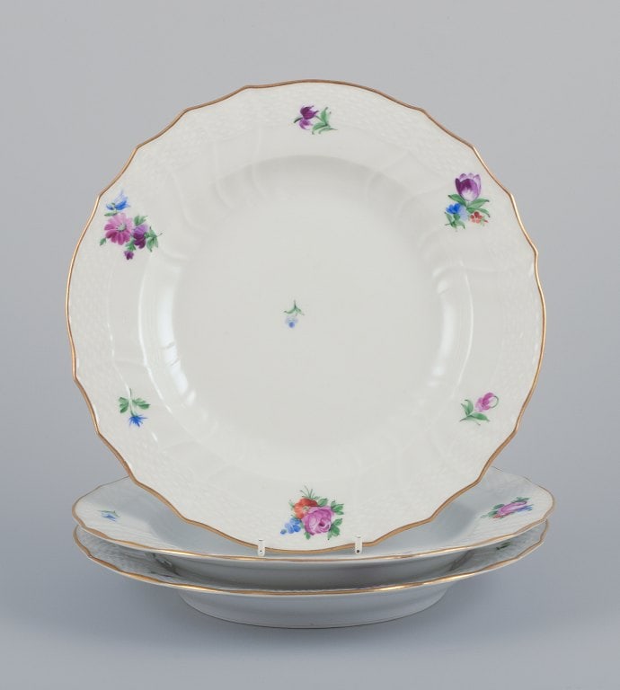 Royal Copenhagen Saxon Flower. Three dinner plates in porcelain. Hand-painted with polychrome (1 of 9)