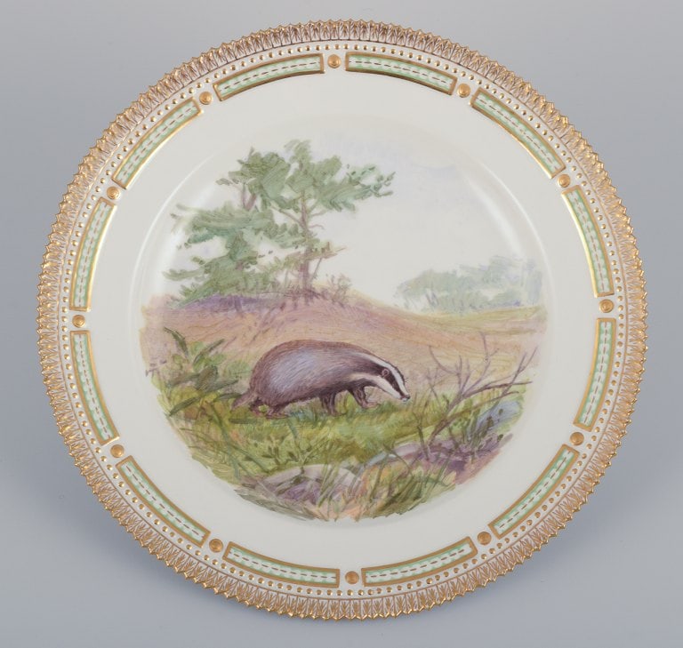 Royal Copenhagen Fauna Danica. Porcelain plate. Hand-painted with a motif of a badger.: Royal Copenhagen Fauna Danica. Porcelain plate. Hand-painted with a motif of a badger. Model: 239/3549. Dating: 1965. First factory quality. Perfect condition. Marked. Dimensions: D 25.5 cm x H 3.2 cm