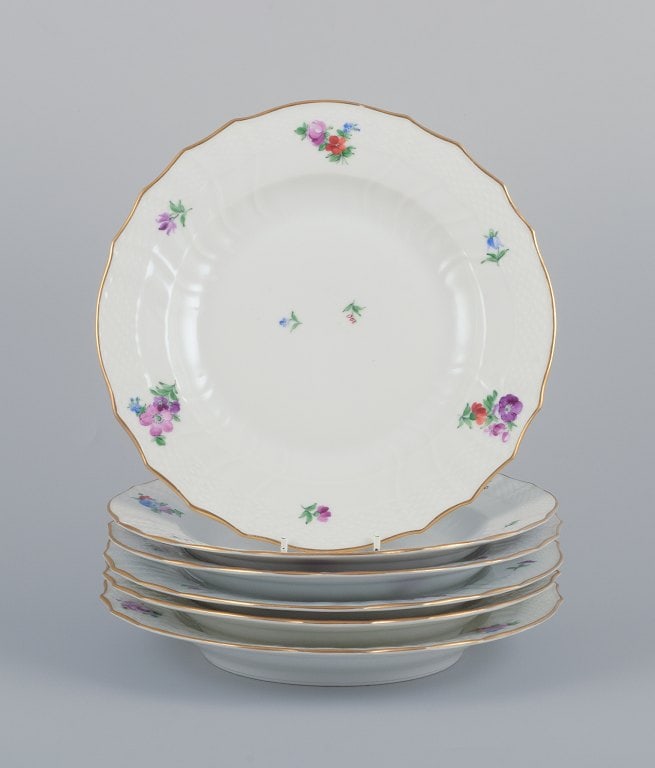 Royal Copenhagen Saxon Flower. Six dinner plates in porcelain. Hand-painted with polychrome flowers.: Royal Copenhagen Saxon Flower. Six dinner plates in porcelain. Hand-painted with polychrome flowers. Gold rim. Model: 482/1621 Early 1900s. Marked. In perfect condition. Second factory quality. Dimens