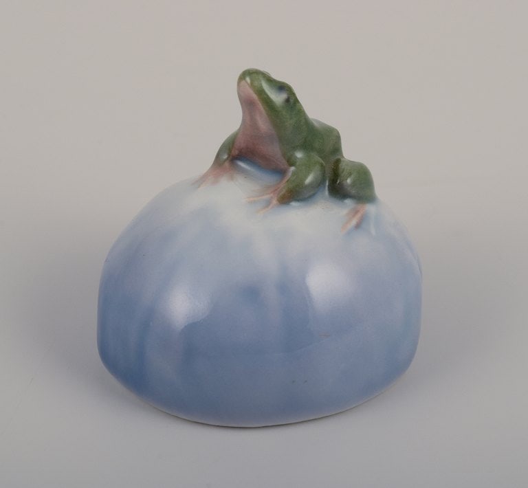 Royal Copenhagen porcelain figurine. Frog on a stone. - 3