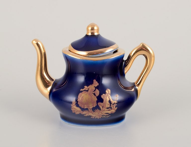 Limoges, France. Five pieces of miniature porcelain decorated with 22-karat gold leaf and beautiful - 3