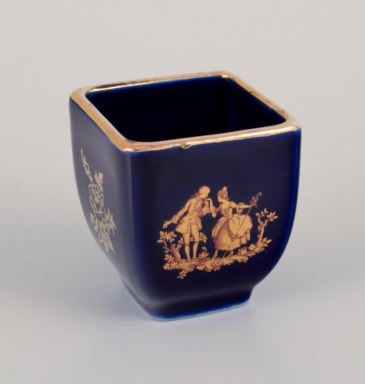 Limoges, France. Five miniature porcelain vases decorated with 22-karat gold leaf and beautiful - 6