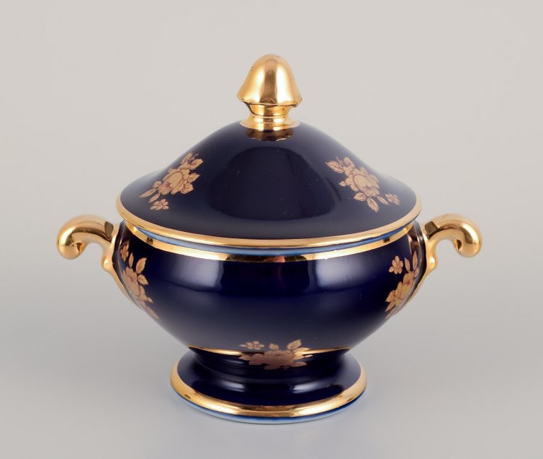 Limoges, France. Coffee cup, sugar bowl, and creamer in porcelain decorated with 22-karat gold leaf - 4