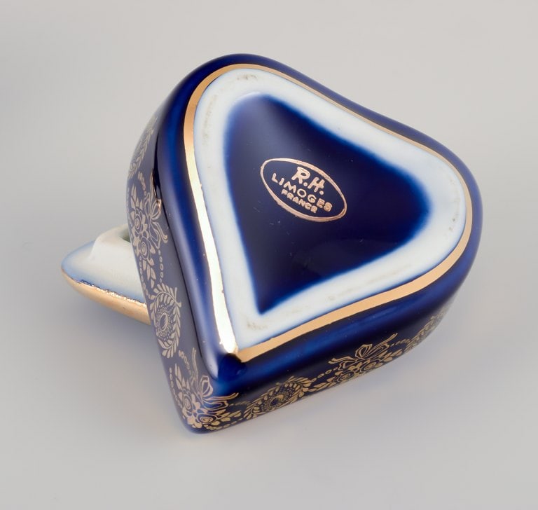 Limoges, France. Five pieces of miniature porcelain decorated with 22-karat gold leaf and beautiful - 8