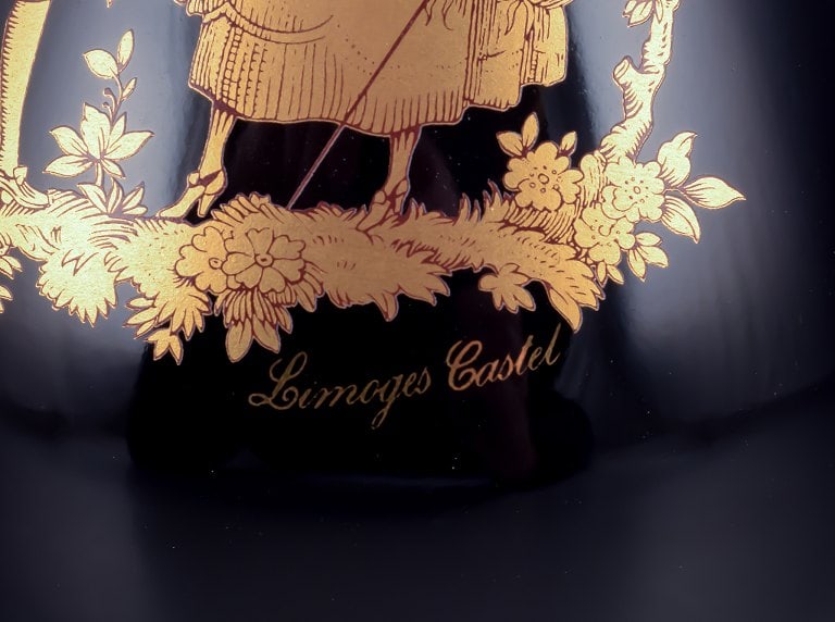 Limoges, France. Two porcelain vases decorated with 22-karat gold leaf and beautiful royal blue - 4