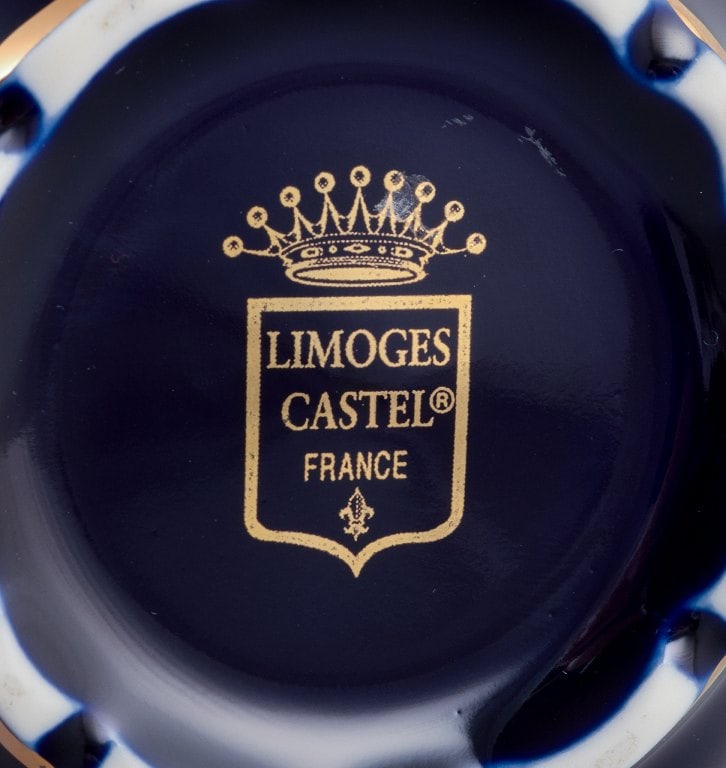 Limoges, France. Two porcelain lidded jars in porcelain, decorated with 22-karat gold leaf and - 5