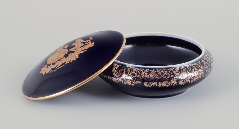 Limoges, France. Two porcelain lidded jars in porcelain, decorated with 22-karat gold leaf and - 7