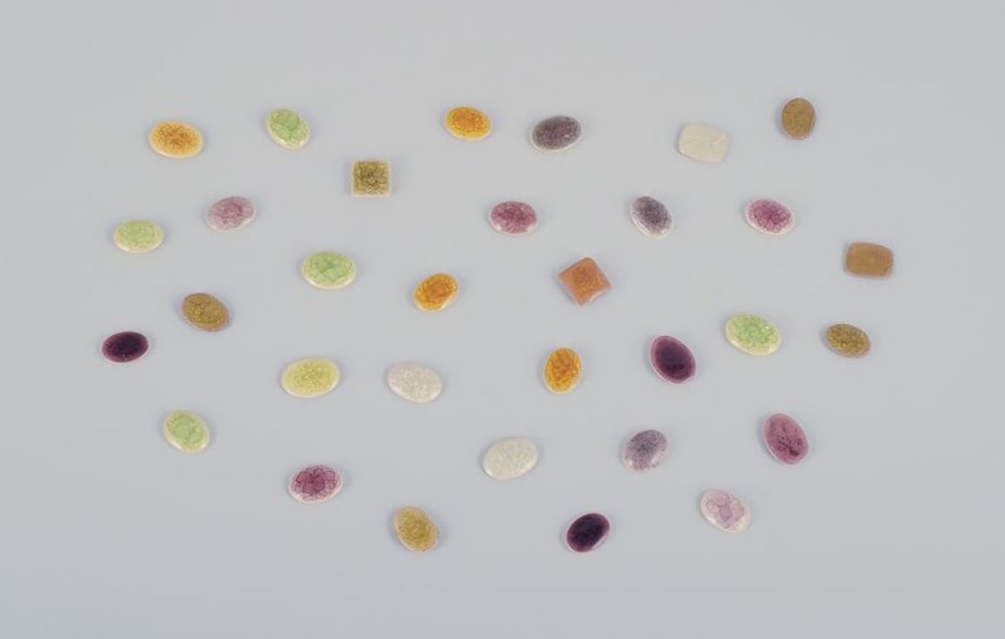 Ole Bjorn Kruger, Danish sculptor and ceramicist. 32 unique brooches in glazed stoneware in purple,: Ole Bjorn Kruger (1922-2007), Danish sculptor and ceramicist. 32 unique brooches in glazed stoneware in purple, white, yellow, and green shades. From the 1960s/70s. in excellent condition. Partially m
